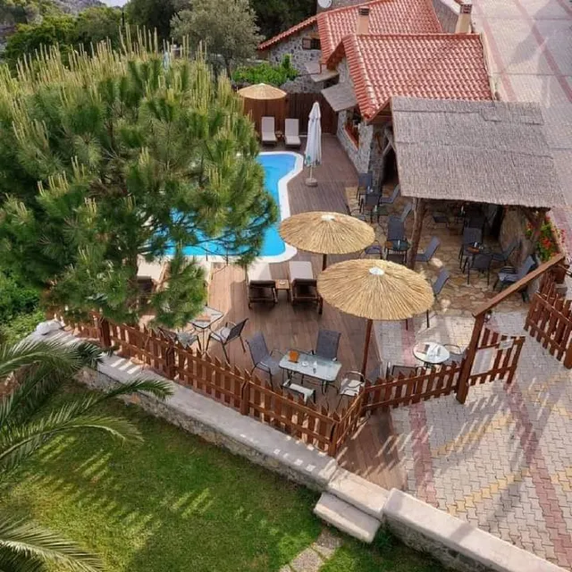 Lithoktiston Guest House pool bar