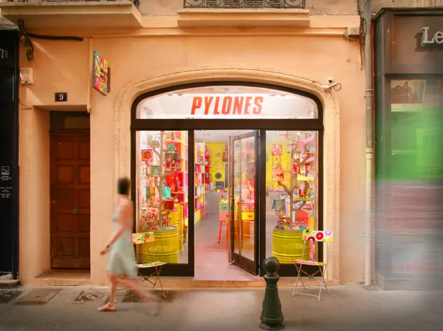 PYLONES