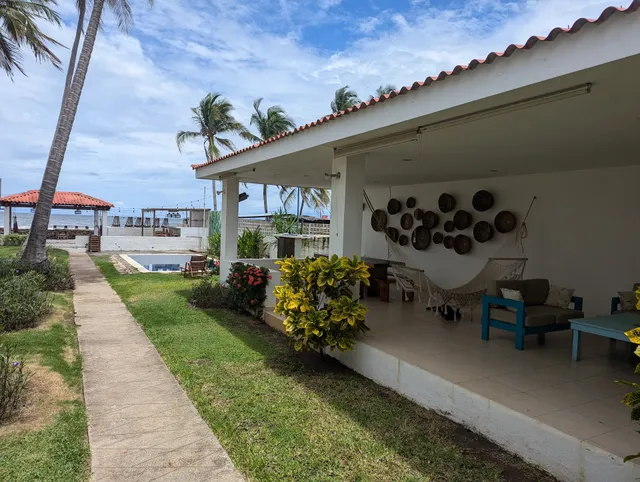 Looking 2 Good Surf & Beachfront Hotel