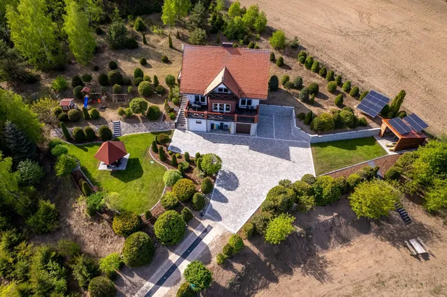 Dom na wzgórzu z widokiem na jezioro z balią i sauną