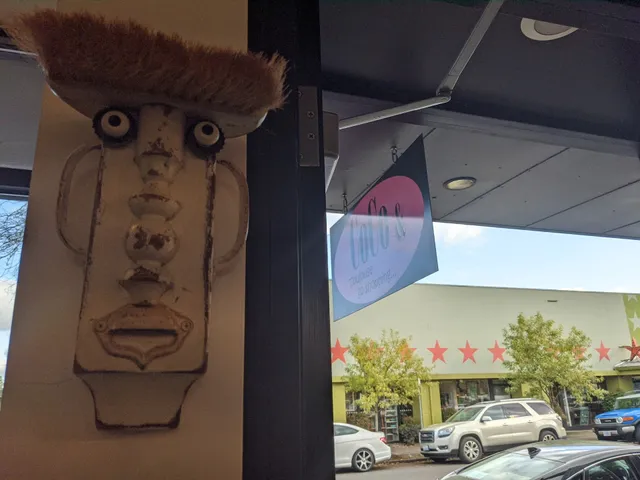 Coco & Toulouse Go Shopping