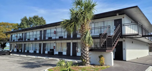 Paramount Lakeside Inn & Suites