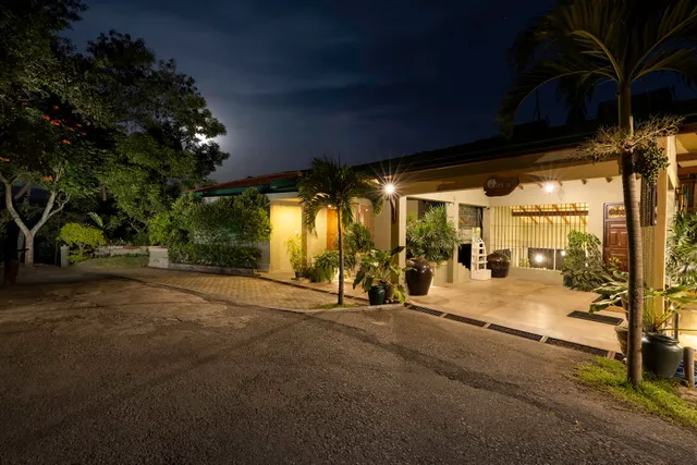 The Albatross, Kandy