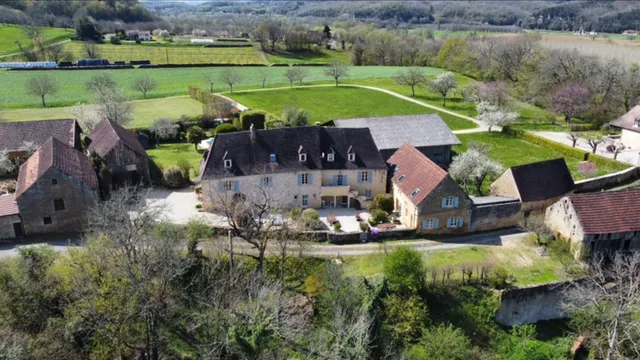 Le Bonheur Dans Notre Pré : Location De Vacances / Gîtes De 2 À 33 Pers Avec Piscine Chauffée En Périgord Noir Près De Sarlat, Gîte Idéal Pour Groupe Séminaire Et Mariage With Caterer, Stay Au Calme En Pleine Nature In The Vallée De La Dordogne