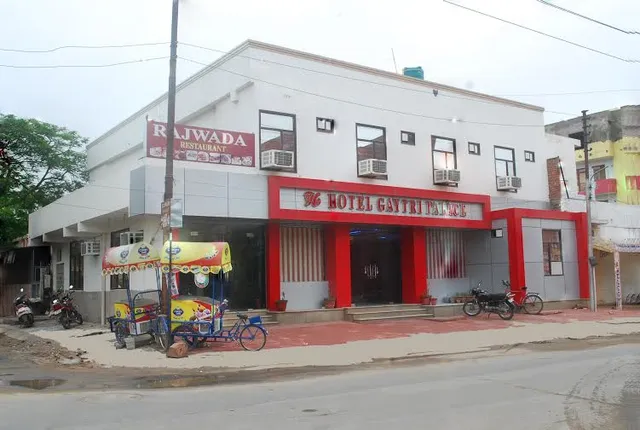 OYO 28053 Hotel Gayatri Palace