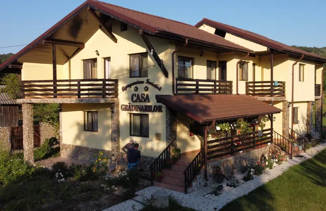 Pensiunea Casa Gradinarilor cu Ciubăr și stație de încărcare electrica auto