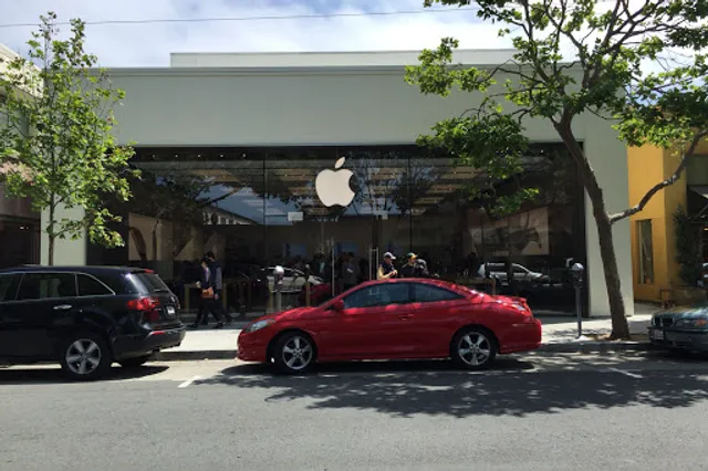 Apple 4th Street