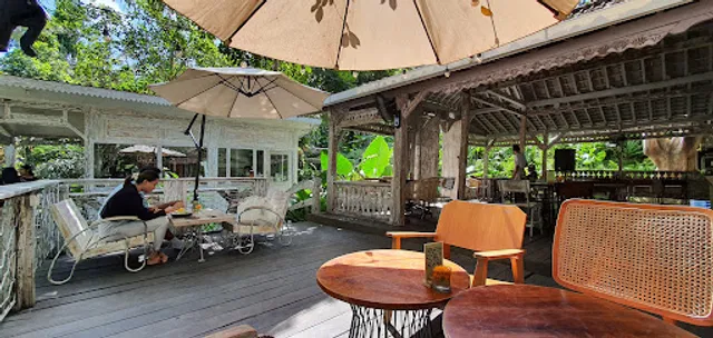 LUSI DAN PAKAN BY THE RIVER