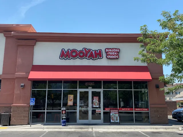 MOOYAH Burgers, Fries & Shakes