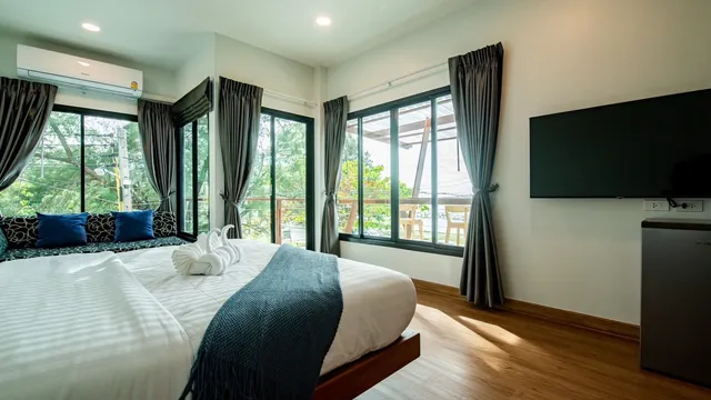 Sinai Rimtalay (โรงแรม ซีนาย ริมทะเล)