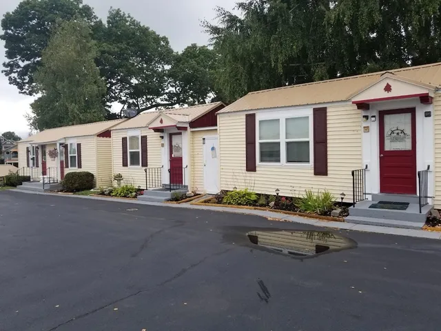 Hill's Motor Court & Marina