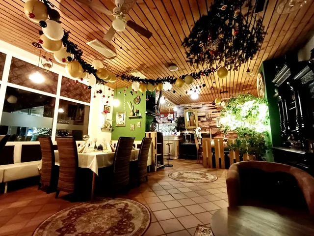 STAZI`S CAFE - RESTAURANT/Gastgarten/schattige outdoorTerrasse/großer Parkplatz/