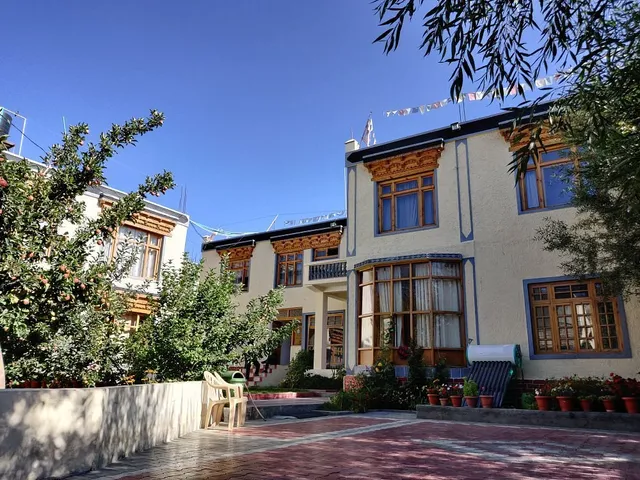 Hotel Lonchay Residency