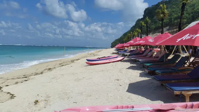 Nyoman Kafe Pandawa Beach