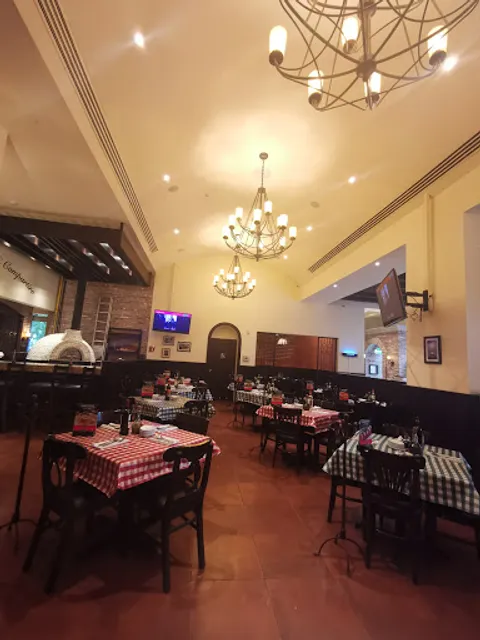 Italianni's Paseo La Fe