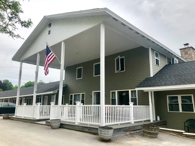 Capt.'s Inn & Suites