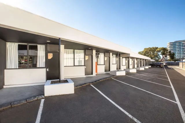 Nightcap at Monash Hotel