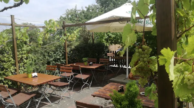 Gaststätte ZUM KRÖNCHEN mit Biergarten