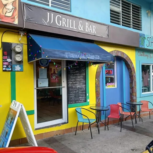 Latitud Perfecta / JJ grill & Bar Near Ferry Dock