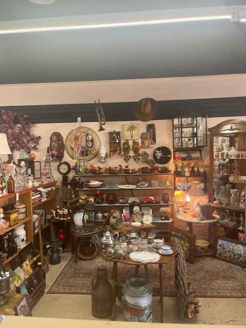 Netta's Nook Antiques & Collectibles