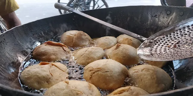 Street Cafe- Kalakar Street