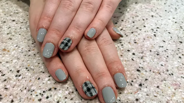 FAMOUS NAILS