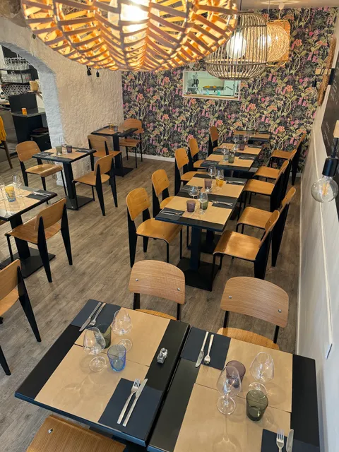 LES PIEDS SOUS LA TABLE