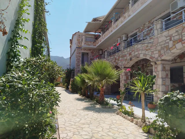 Golden Dolphin Studios and Apartments