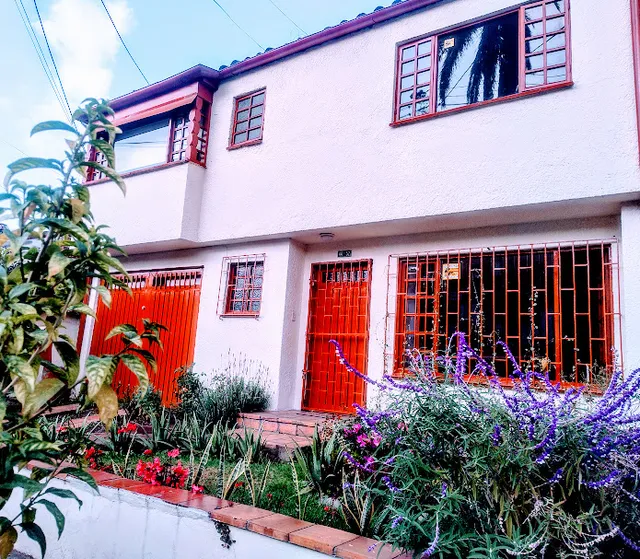 Conferias Embajada Suites Habitaciones con baño privado, WiFi, limpieza, seguridad y tranquilidad.