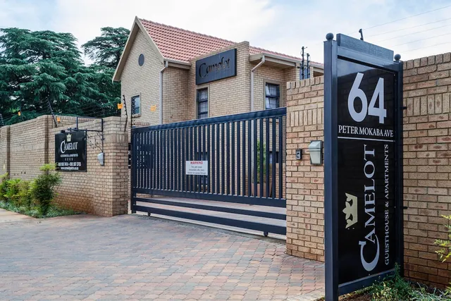 Camelot Guesthouse and Apartments