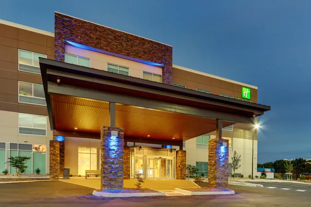 Holiday Inn Express & Suites Roanoke – Civic Center by IHG