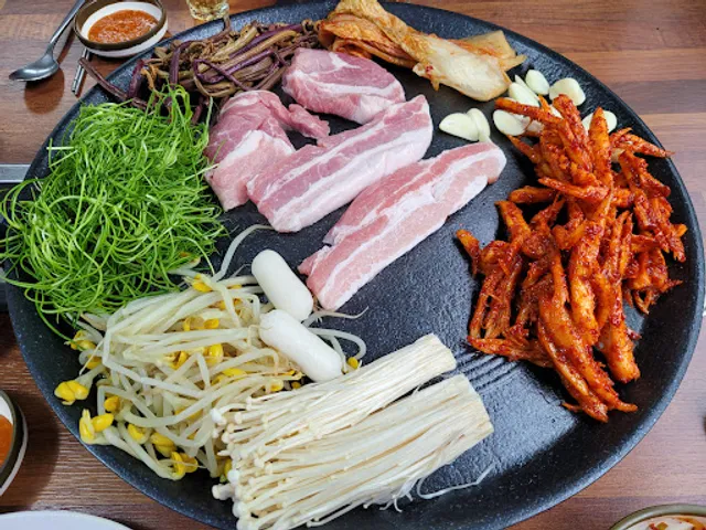 더덕 솥뚜껑삼겹살 율량점