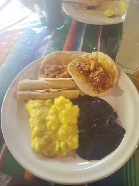 Restaurante buffet y souvenirs