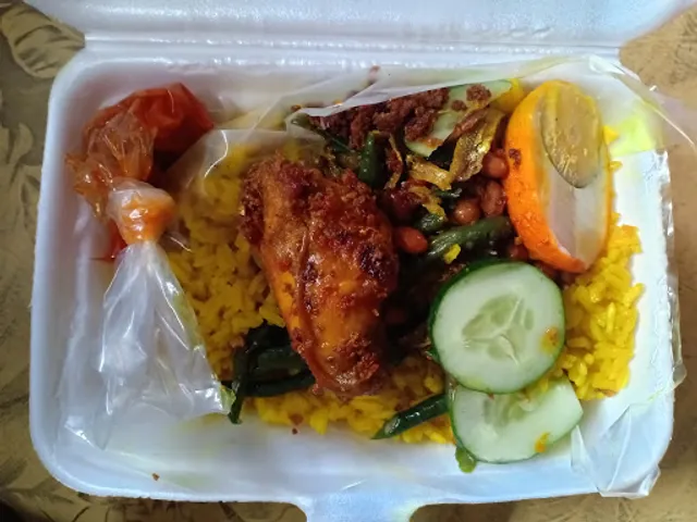 Nasi kuning suka suka