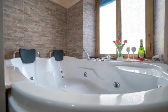 Bettí House Cristina Di Micco alloggio confort con vasca idromassaggio,metro C trenino laziali Termini Cin IT058091C25EHVOT6A