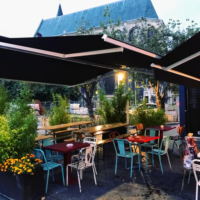 PAPA BOIT DE LA BIÈRE ET MAMAN DU VIN