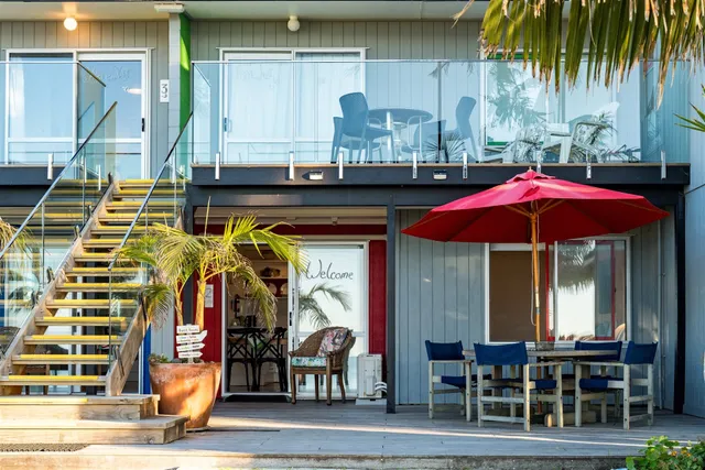 Cable Bay Stays - Golden Sand and Driftwood Beach Front Accommodation