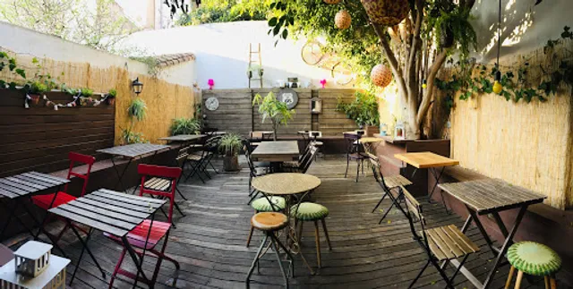 Les Nenes a La Platja · Cuina i Còctels