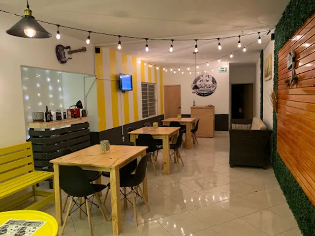 Regiopapas & Boneless y guisados mexicanos