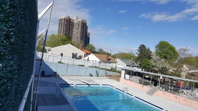 Royal Ranch Pool Club