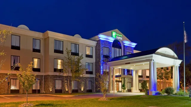 Holiday Inn Express & Suites Chester-Monroe-Goshen by IHG