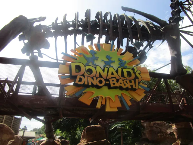 Donald's Dino- Bash!