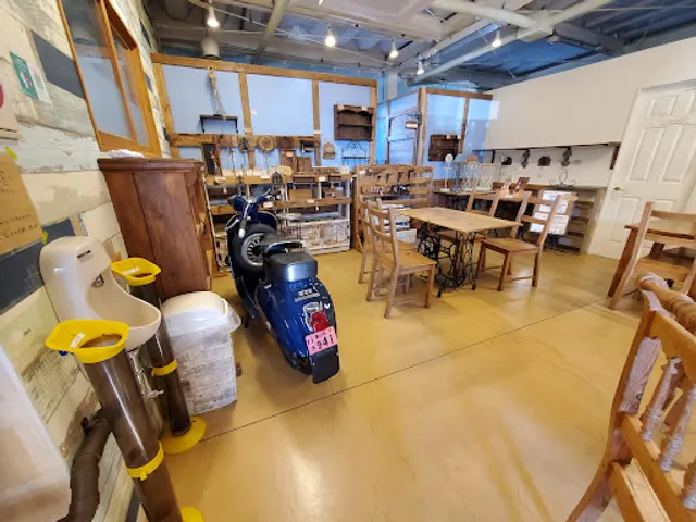 Mona Mona Tomiya-Narita