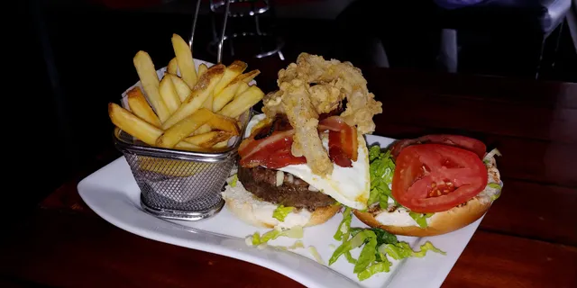 The Avenue Pub House