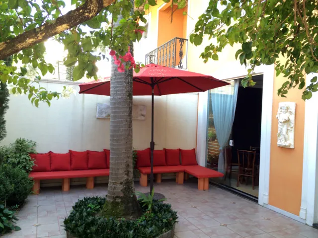 Le Flâneur Hostel + Bar-Café