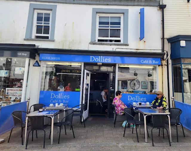 Dollies Cafe & Bar