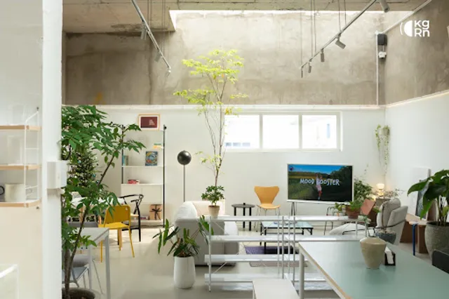 Kéo Ghế Ra Ngồi