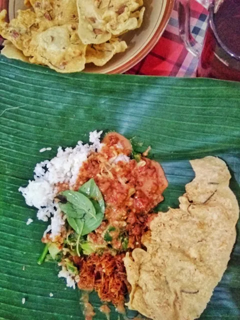 Nasi pecel pincuk khas Madiun