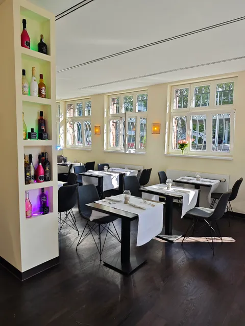 De Luca Restaurant & Bar