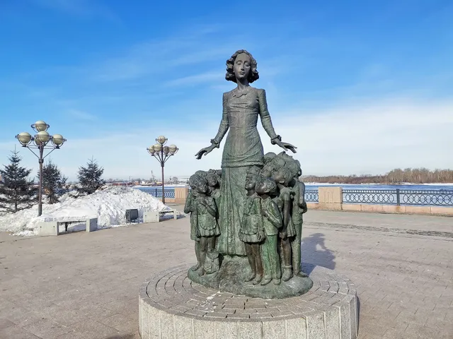 monument to the teacher